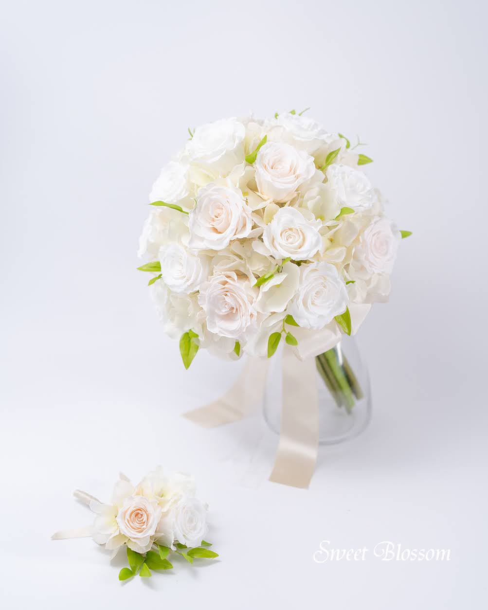 【ブリザーブドフラワー】ピュアホワイトとシャンパンホワイトのクラッチブーケ