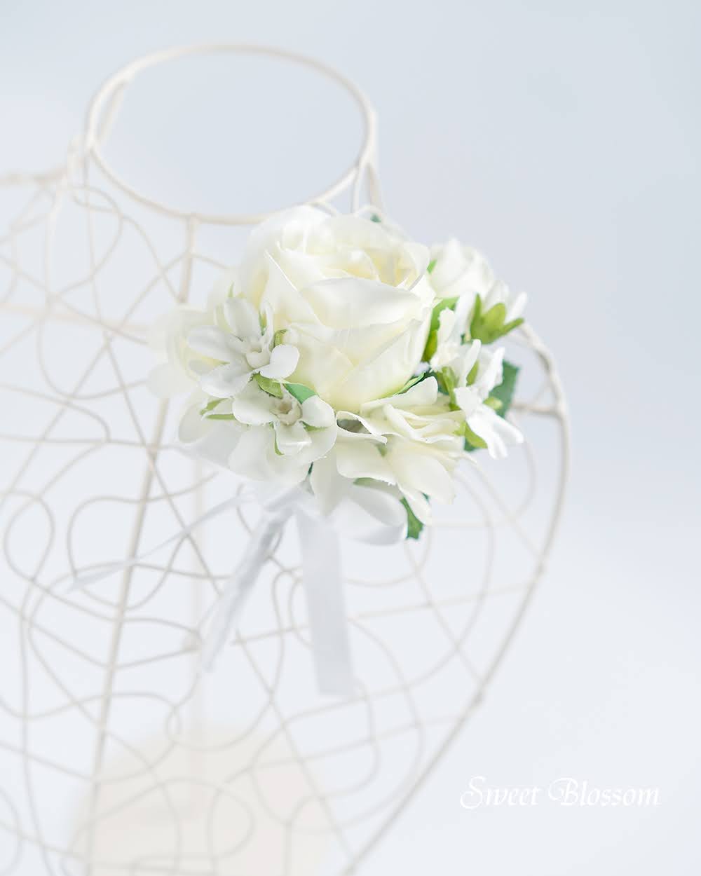 【アーティフィシャルフラワー】ホワイトローズのクラッチブーケ