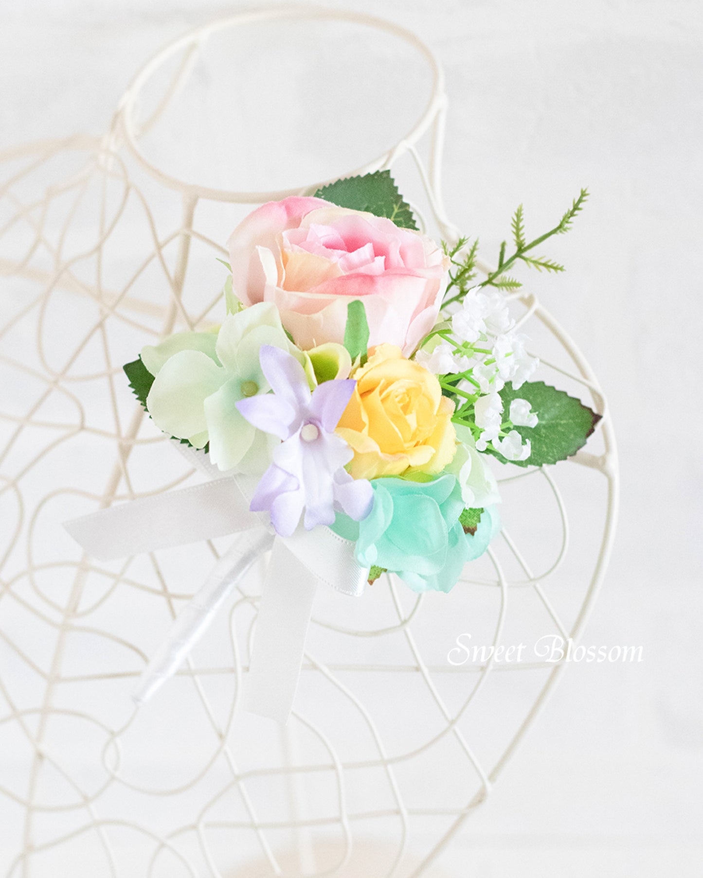 アーティフィシャルフラワーのパステルカラーのクラッチブーケ(ブートニア)