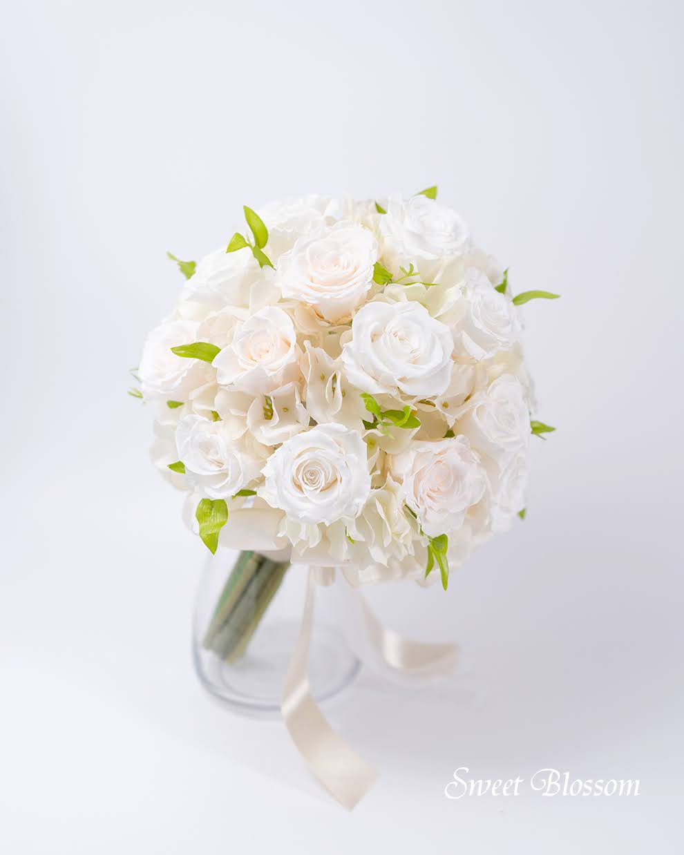 【ブリザーブドフラワー】ピュアホワイトとシャンパンホワイトのクラッチブーケ