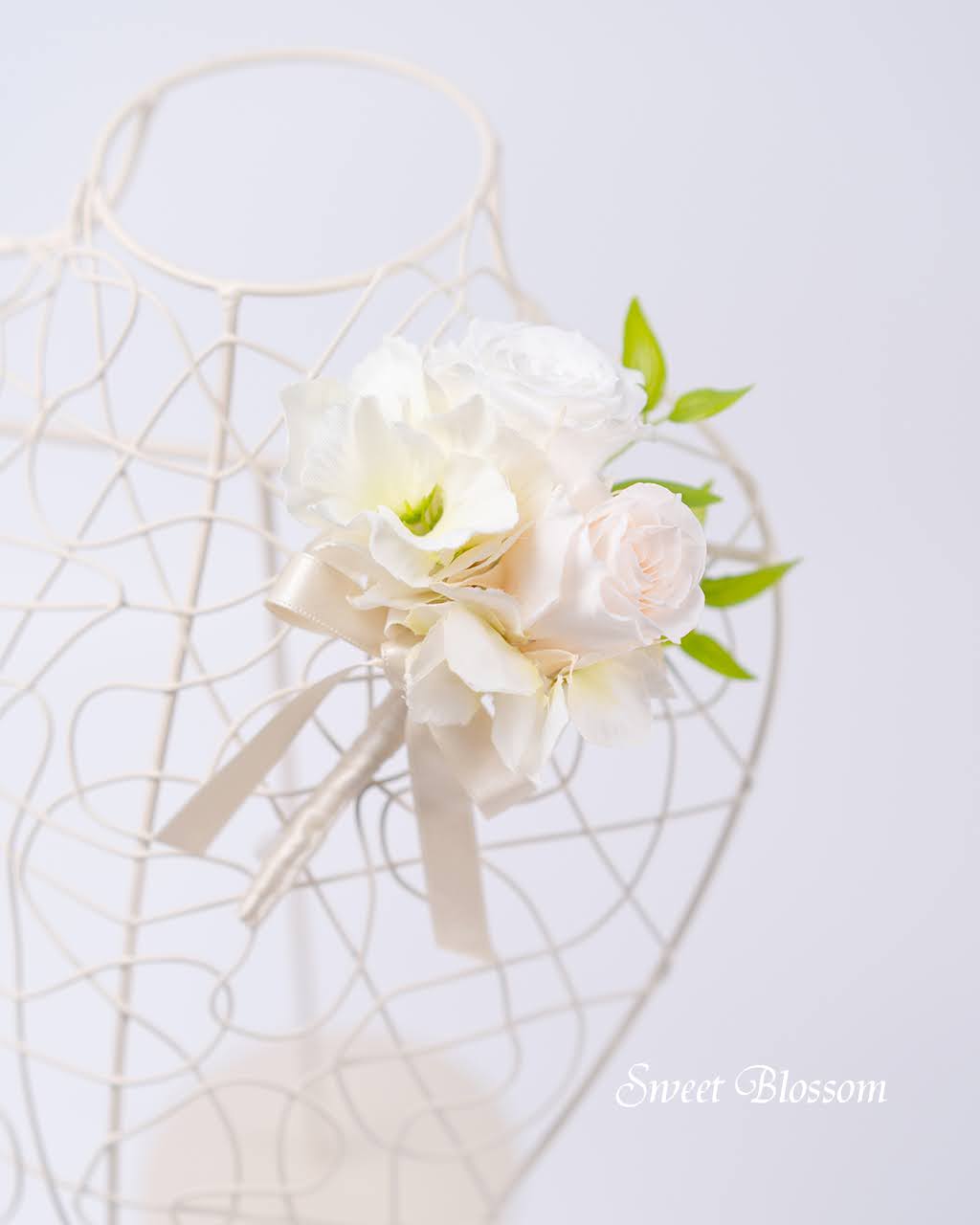 【ブリザーブドフラワー】ピュアホワイトとシャンパンホワイトのクラッチブーケ