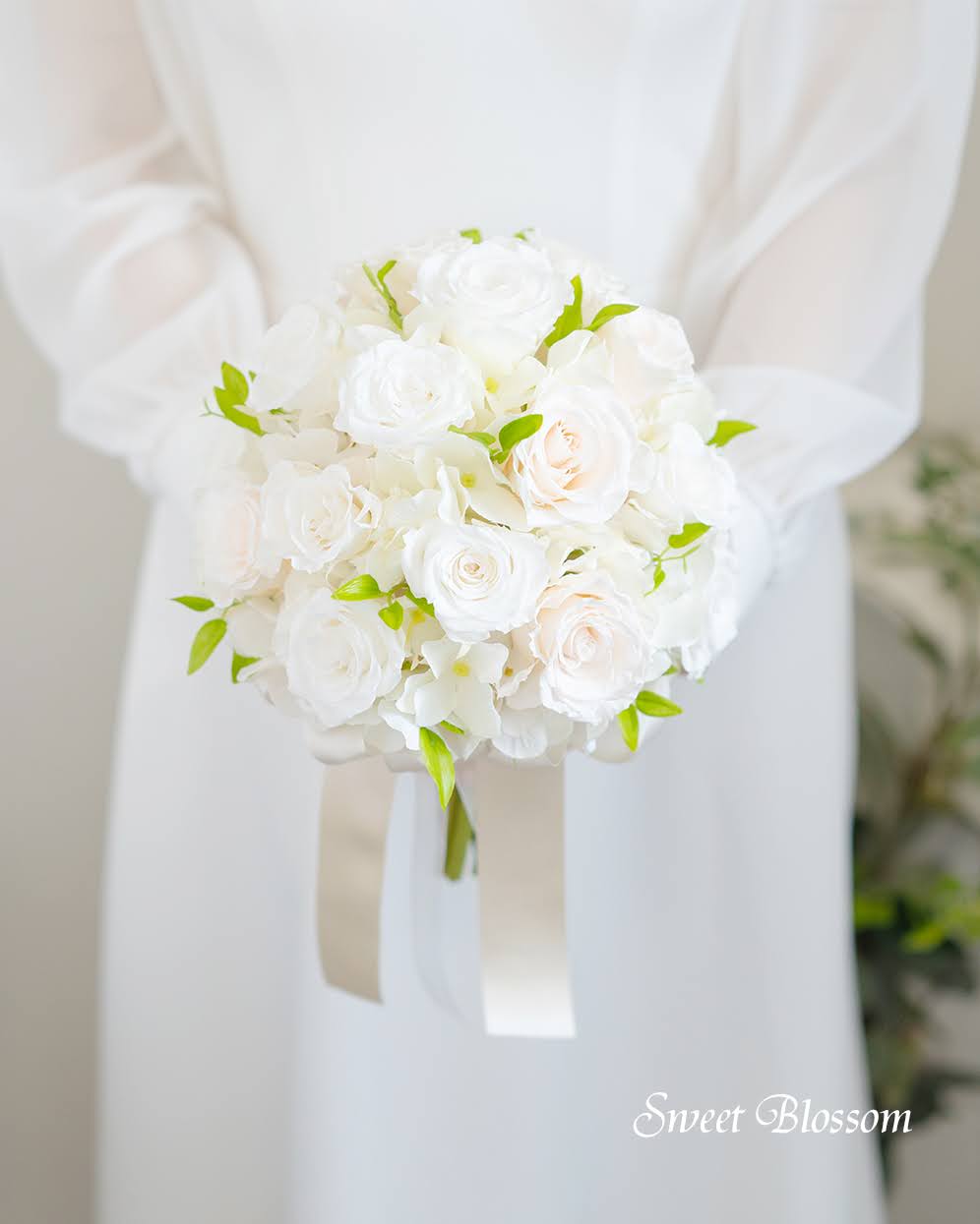 【ブリザーブドフラワー】ピュアホワイトとシャンパンホワイトのクラッチブーケ