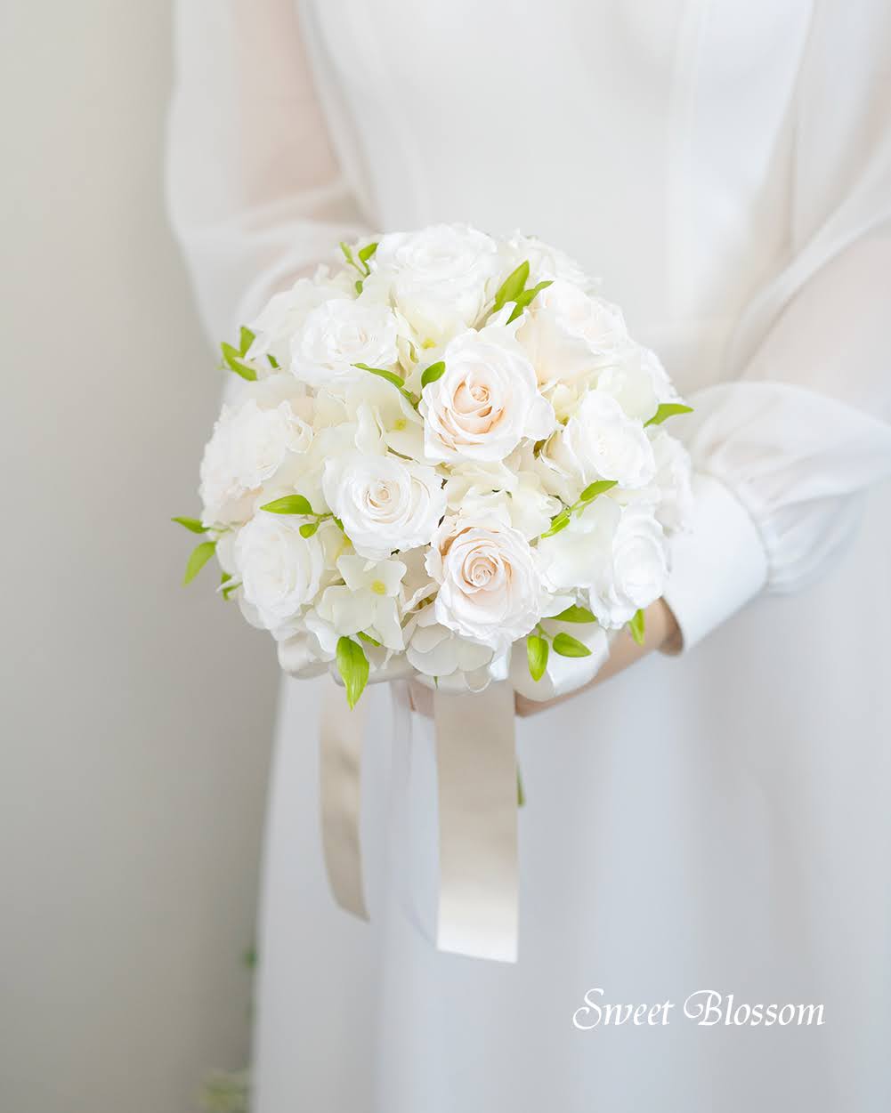 【ブリザーブドフラワー】ピュアホワイトとシャンパンホワイトのクラッチブーケ
