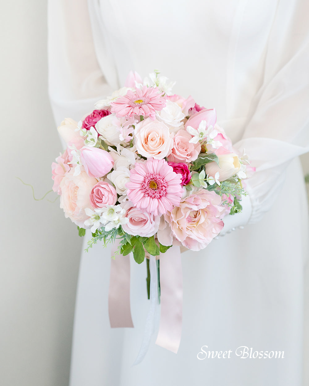 【プリザーブドフラワー】ガーベラとチューリップのクラッチブーケ