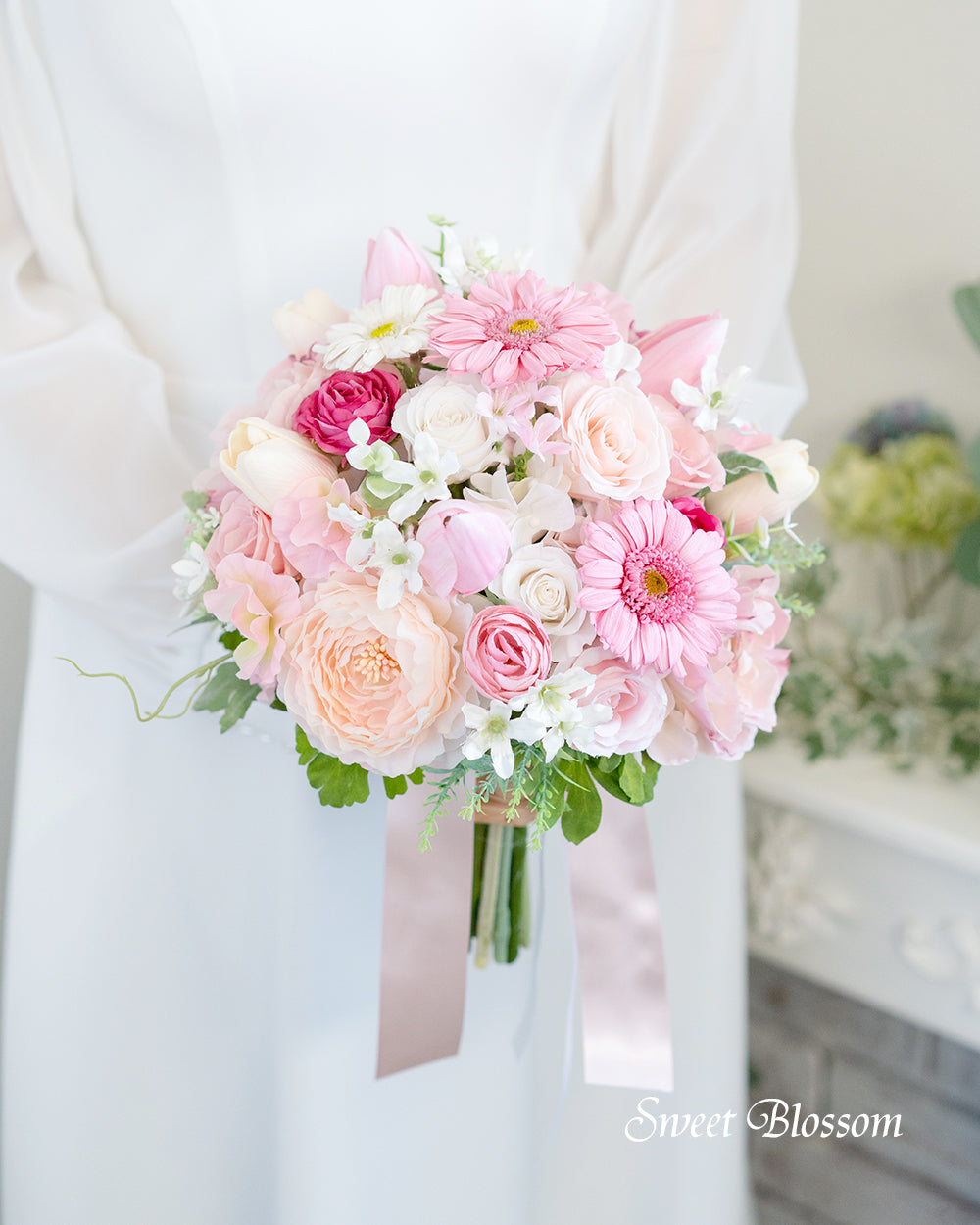 【プリザーブドフラワー】ガーベラとチューリップのクラッチブーケ