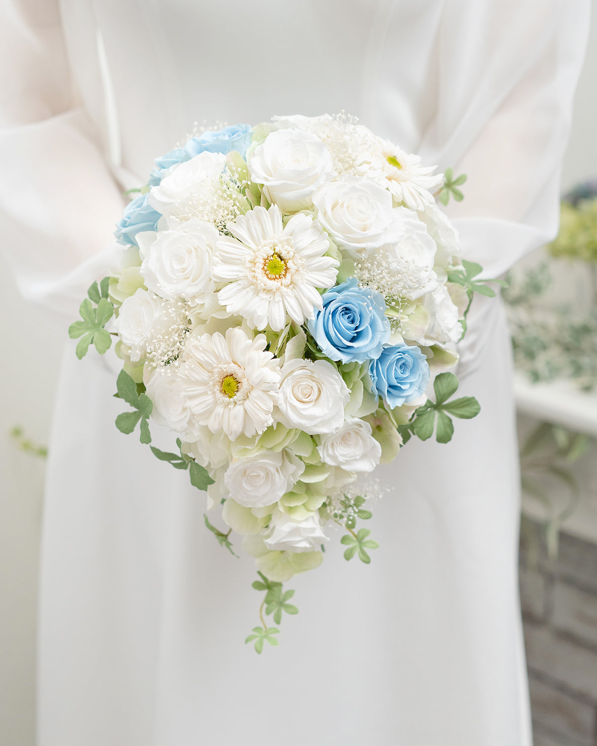 【プリザーブドフラワー】ホワイトローズとガーベラのティアドロップブーケ