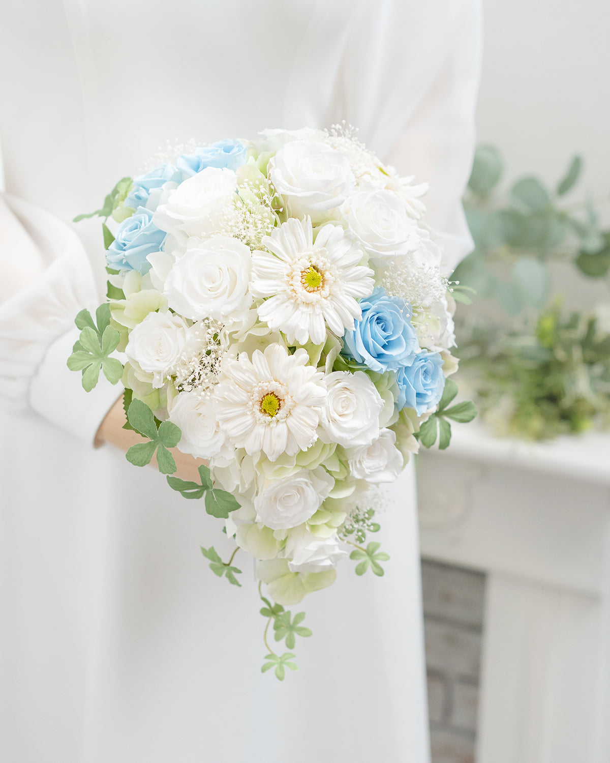 【プリザーブドフラワー】ホワイトローズとガーベラのティアドロップブーケ