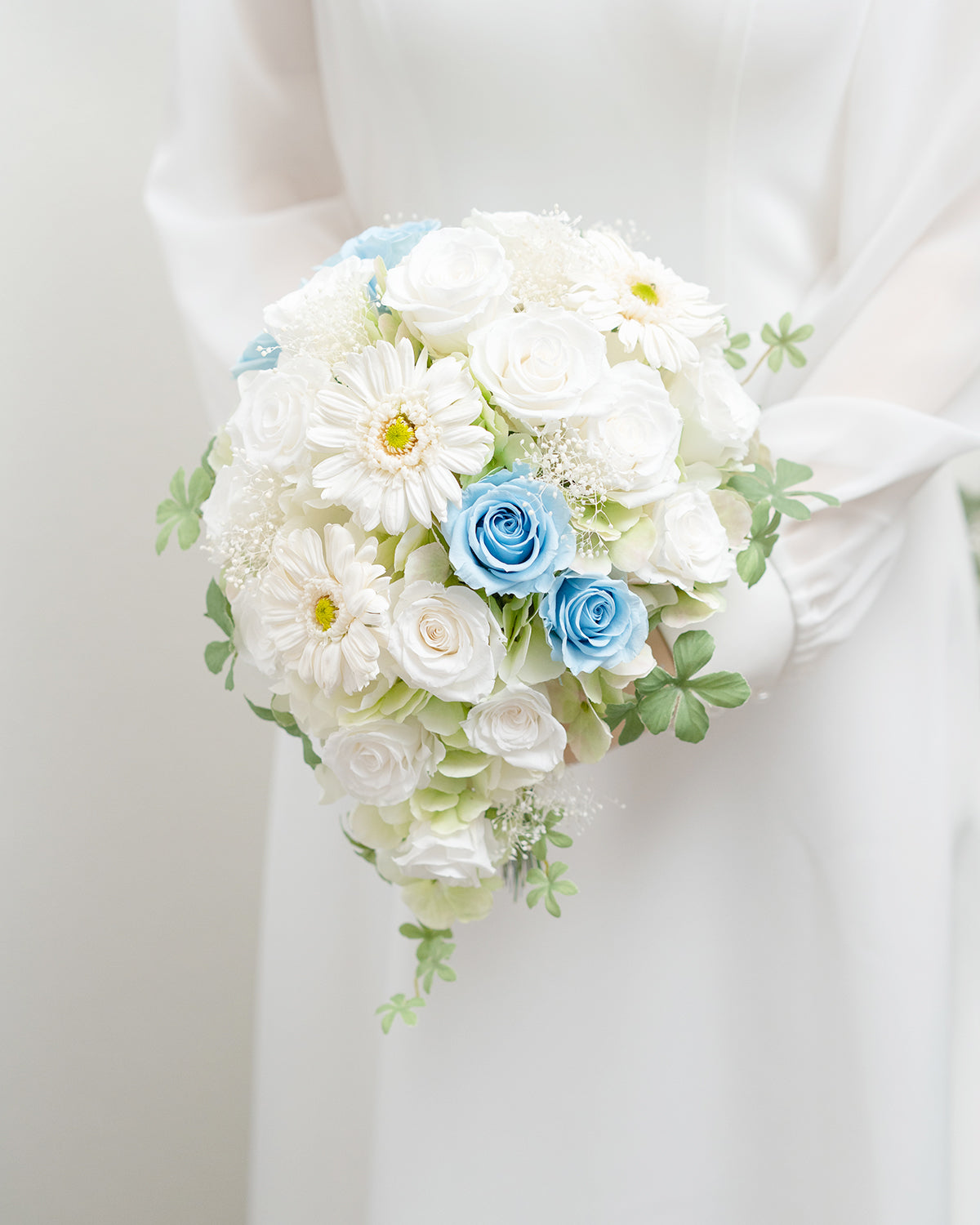 【プリザーブドフラワー】ホワイトローズとガーベラのティアドロップブーケ