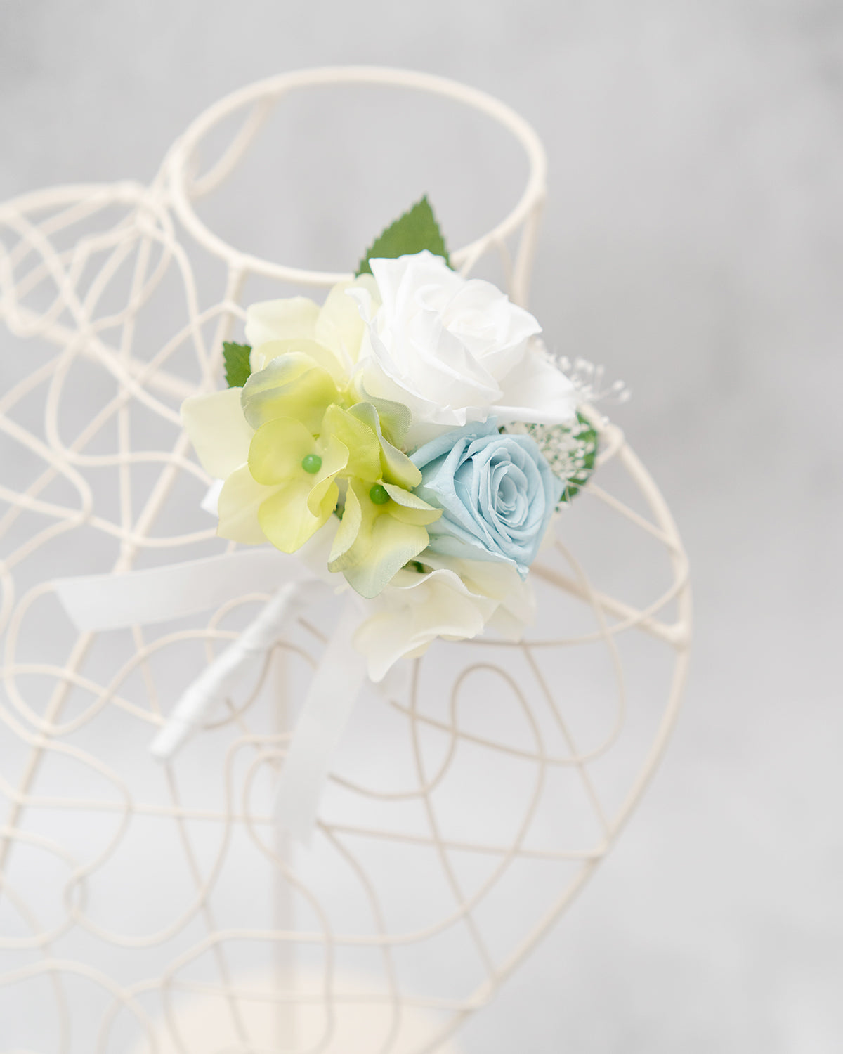 【プリザーブドフラワー】ホワイトローズとガーベラのティアドロップブーケ