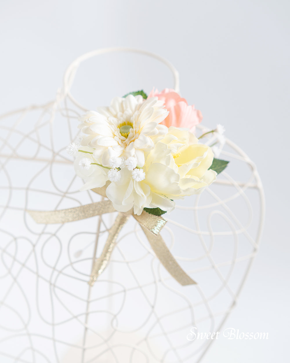 【アーティフィシャルフラワー】ガーベラとチューリップのクラッチブーケ