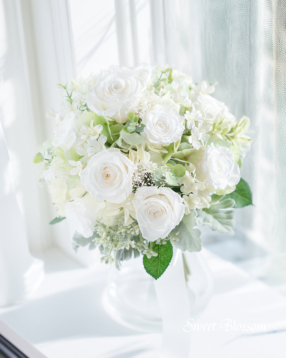 【ブリザーブドフラワー】ホワイトローズのクラッチブーケ