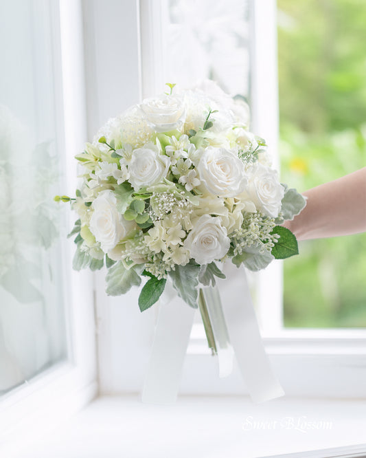 【ブリザーブドフラワー】ホワイトローズのクラッチブーケ