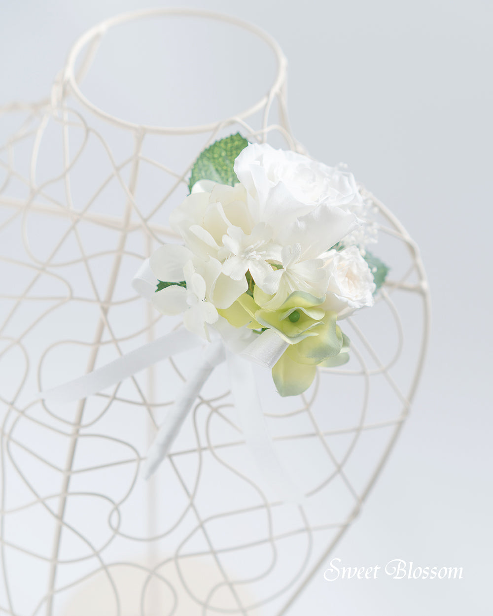 【ブリザーブドフラワー】ホワイトローズのクラッチブーケ