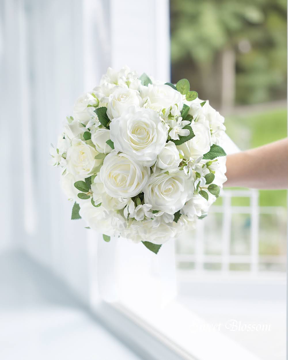 【アーティフィシャルフラワー】ホワイトローズのクラッチブーケ